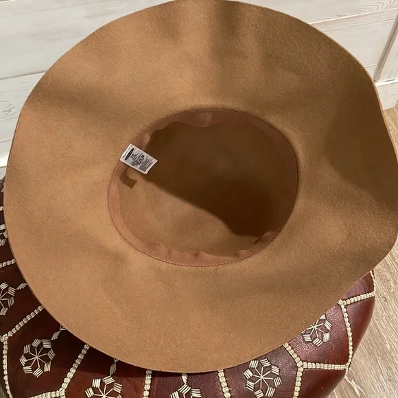 Old Navy®️ Wool Hat in Camel Color with Faux Black Leather Trim Detail - Picture 4 of 8